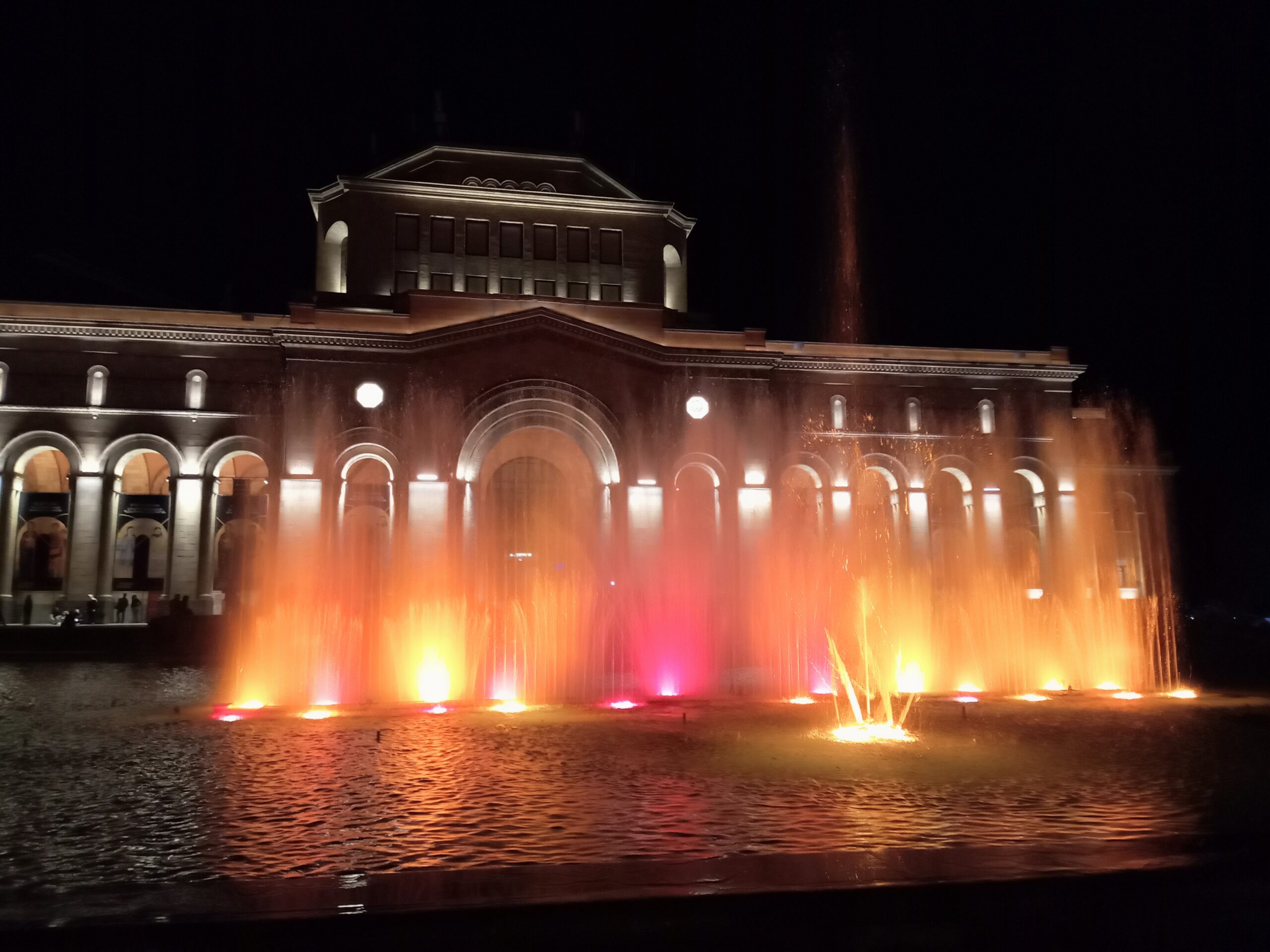 ｺｰｶｻｽの旅⑭（ｶﾞﾙﾆ神殿＆ｱﾗﾗﾄ山＆共和国広場噴水）